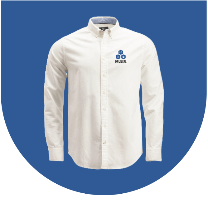 Vit långärmad skjorta med krage och Multeral-logga på bröstet